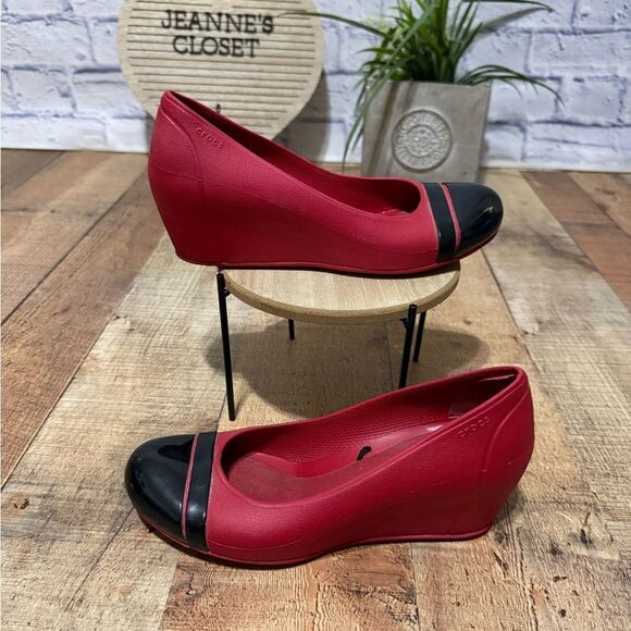 Crocs Cap Toe Wedge Heel Red Black Wedges Size 8 - Picture 1 of 9